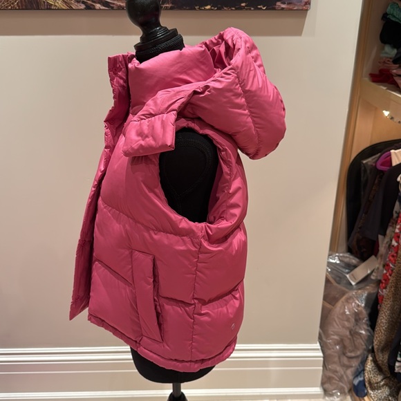 A brand new Wunder Puff Cropped Vest from Lululemon - Picture 4 of 4